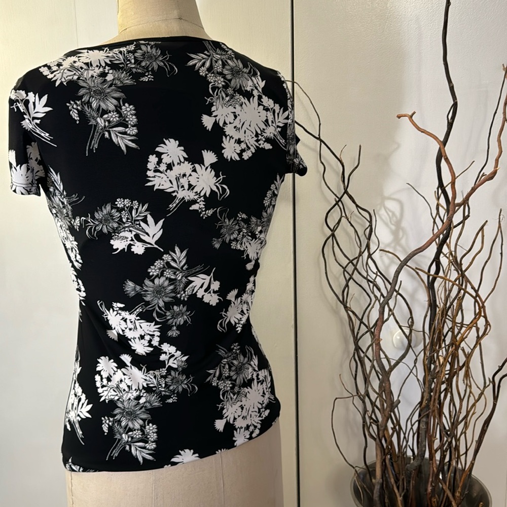 White House Black Market short sleeve floral blouse - Picture 4 of 7